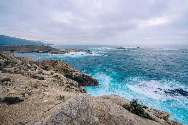 绿松石海和岩石海滩 加利福尼亚海岸线 — 图库照片