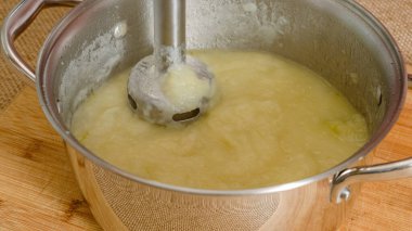 Mutfak tavasında blender. Sebzeleri karıştırıyorum. Kremalı püre kereviz çorbası tarifi, kırsal arka plan.