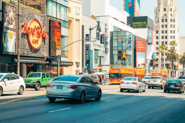 Los Angeles, Kaliforniya, ABD - 26 Nisan 2023. Hollywood Bulvarı 'ndaki Hard Rock Cafe' de trafik ve turistler var.