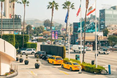 Los Angeles, Kaliforniya, ABD - 26 Nisan 2023. Hollywood tepeleri sisli bir sabahta Hollywood ve Highland Center, Los Angeles