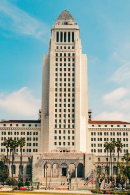 Los Angeles, Kaliforniya, ABD - 25 Nisan 2023. Şehrin merkezindeki Los Angeles Belediye Binası, Grand Park manzaralı.