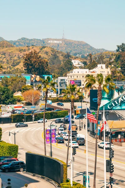 米国カリフォルニア州ロサンゼルス 2023年4月26日 ハリウッドの丘やハリウッドの看板 カラフルな看板 ヤシの木 観光客 — ストック写真