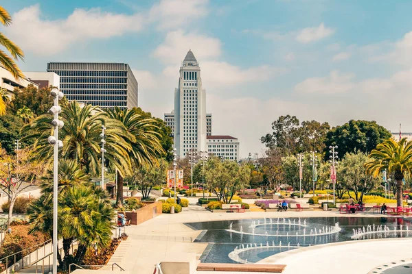 Los Angeles, Kaliforniya, ABD - 25 Nisan 2023. Şehrin merkezindeki Los Angeles Belediye Binası, Grand Park manzaralı.