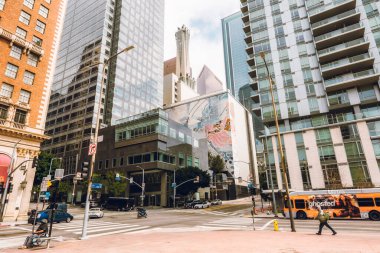 Los Angeles, Kaliforniya, ABD - 25 Nisan 2023. Los Angeles şehir merkezindeki 5. Cadde ve Olive Caddesi kavşağı, Pershing Square Park 'ın sokak manzarası, şehir merkezi.
