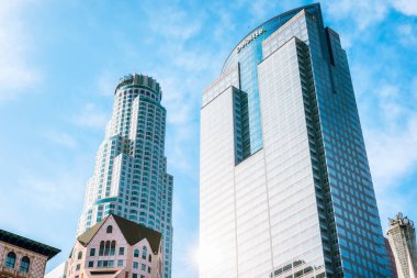 Los Angeles, Kaliforniya, ABD - 25 Nisan 2023. U.S. Bank Tower, ve Deloitte binası veya Gaz Şirketi Kulesi, Pershing Square, Los Angeles şehir merkezi, CA