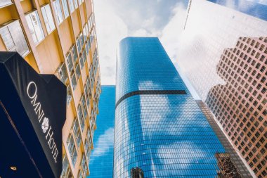 Los Angeles, Kaliforniya, ABD - 25 Nisan 2023. Omni Hotel ve Los Angeles gökdelenleri Los Angeles şehir merkezindeki California Plaza 'da..