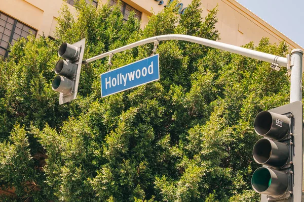 ハリウッドの道路標識とカリフォルニア州ハリウッドの交通信号 — ストック写真