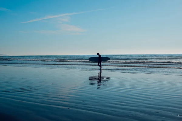 해변을 파도타기하는 사람의 실루엣 — 스톡 사진