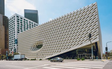 Los Angeles, Kaliforniya, ABD - 25 Nisan 2023. The Broad, Los Angeles şehir merkezindeki Grand Avenue 'de çağdaş bir sanat müzesi.