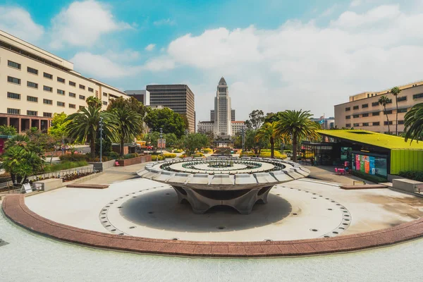 Los Angeles, Kaliforniya, ABD - 25 Nisan 2023. Los Angeles Grand Park şehir merkezinde yer almaktadır. Müzik Merkezi 'nden Belediye Binası' na kadar uzanır..