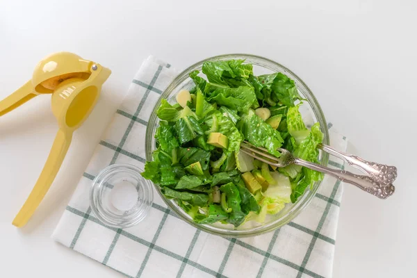 Salada Alface Com Abacate Fresco Aipo Molho Azeite Limão Close — Fotografia de Stock