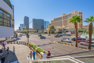 Las Vegas, Nevada, ABD - 1 Ekim 2021 Caesars Palace ve Bellagio Hotel ve Casino Las Vegas Strip. Sokak manzarası, mimari, insanlar, güneşli bir gün.