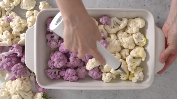 Karfiol Virágok Fehér Lila Közelkép Sütőben Serpenyő Világosszürke Háttér — Stock videók
