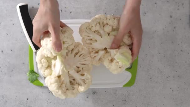 厨师把花椰菜设计成小花 烹饪过程 从上方看 — 图库视频影像