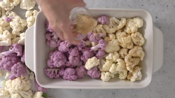 Kalafior Biały Fioletowy Patelni Pieczenia Przyprawami Czosnkowymi Gotowy Pieczenia Kobiece — Wideo stockowe