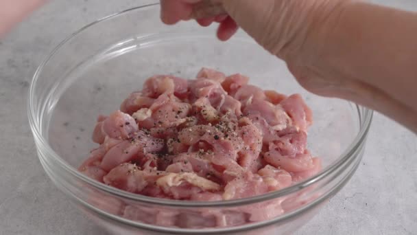鶏の切り身に醤油を追加 細切りにした鶏ひき肉を入れたガラスボウルクローズアップ — ストック動画