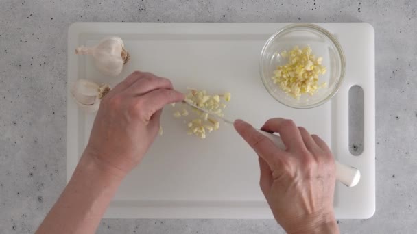 Szef Kuchni Sieka Czosnek Białej Plastikowej Desce Krojenia Widok Bliska — Wideo stockowe