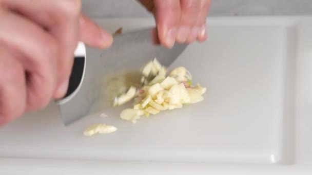 Chef Picando Ajo Una Tabla Cortar Plástico Blanco Vista Cerca — Vídeo de stock
