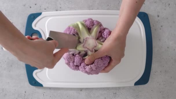 Kvinnan Delade Lila Blomkål Blommor Matlagningsprocessen Ovanifrån — Stockvideo