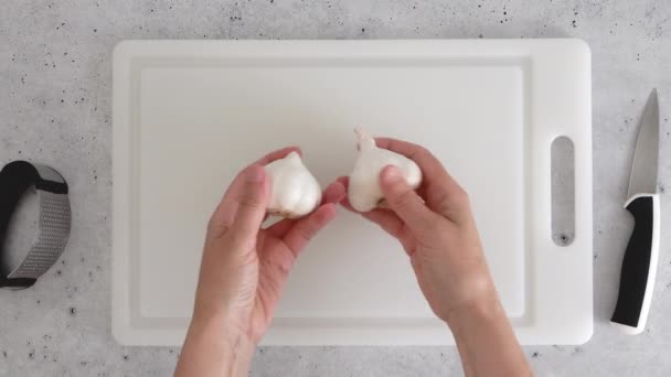 Bucătarul Bucătar Tocare Usturoi Placă Tăiere Din Plastic Alb Vedere — Videoclip de stoc