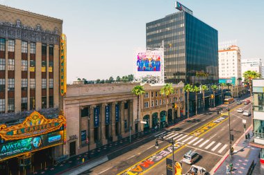 Los Angeles, Kaliforniya, ABD - 26 Nisan 2023. Ovation Center 'dan Hollywood Şöhret Yolu' nun en iyi manzarası. Yıldızlar, turistler, trafik, sokak manzarası, şehir hayatı, mimari