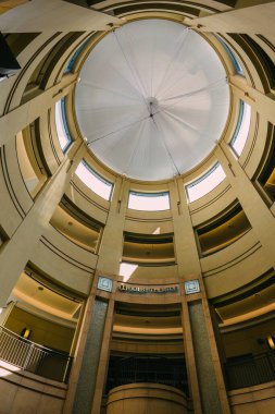 Hollywood, California, ABD - 26 Nisan 2023. Hollywood Bulvarı ve Highland Bulvarı 'ndaki Dolby Tiyatrosu, Ovation Hollywood alışveriş merkezi ve eğlence kompleksi.