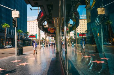 Hollywood, California, ABD - 26 Nisan 2023. Hollywood Şöhret Yolu. Hard Rock Cafe, yıldızlar, turistler. Mimarlık, şehir hayatı.