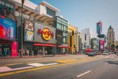 Hollywood, California, ABD - 26 Nisan 2023. Hollywood Şöhret Yolu. Hard Rock Cafe, yıldızlar, turistler. Mimarlık, şehir hayatı.