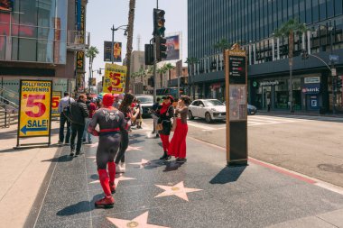 Los Angeles, Kaliforniya, ABD - 26 Nisan 2023. Kalabalık Hollywood Şöhret Yolu. Yıldızlar, sokak gösterileri ve turistler.