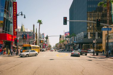Los Angeles, Kaliforniya, ABD - 26 Nisan 2023. Hollywood Bulvarı ve Orange Yolu kesişiyor. Trafik, mimari, insanlar, şehir hayatı