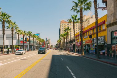 Los Angeles, Kaliforniya, ABD - 26 Nisan 2023. Güneşli bir günde Hollywood Bulvarı. Tiyatro bölgesi ünlü bir turistik merkezdir..
