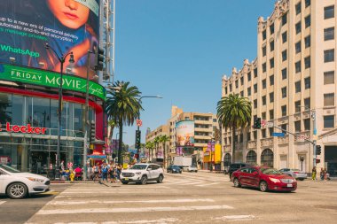 Hollywood, California, ABD - 26 Nisan 2023. Sokak sahnesi. Hollywood Bulvarı ve Highland Bulvarı kavşağı, Los Angeles 'ın en ikonik ve hareketli kavşaklarından biri.