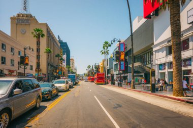 Hollywood, California, ABD - 26 Nisan 2023. Sokak sahnesi. Hollywood Bulvarı ve Highland Bulvarı kavşağı, Los Angeles 'ın en ikonik ve hareketli kavşaklarından biri.