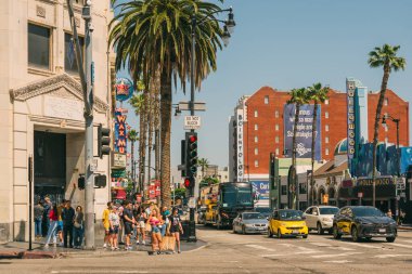 Hollywood, California, ABD - 26 Nisan 2023. Sokak sahnesi. Hollywood Bulvarı ve Highland Bulvarı kavşağı, Los Angeles 'ın en ikonik ve hareketli kavşaklarından biri.