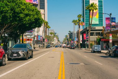 Los Angeles, Kaliforniya, ABD - 26 Nisan 2023. Güneşli bir günde, Batı Hollywood 'da Sunset Bulvarı. Mimarlık, trafik, şehir hayatı