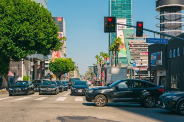 Los Angeles, Kaliforniya, ABD - 26 Nisan 2023. Güneşli bir günde, Batı Hollywood 'da Sunset Bulvarı. Mimarlık, trafik, şehir hayatı