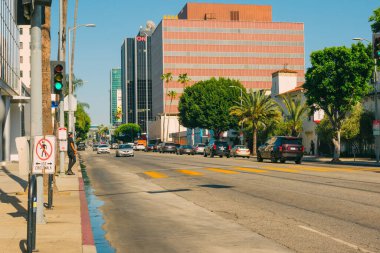 Los Angeles, Kaliforniya, ABD - 26 Nisan 2023. Güneşli bir günde, Batı Hollywood 'da Sunset Bulvarı. Mimarlık, trafik, şehir hayatı