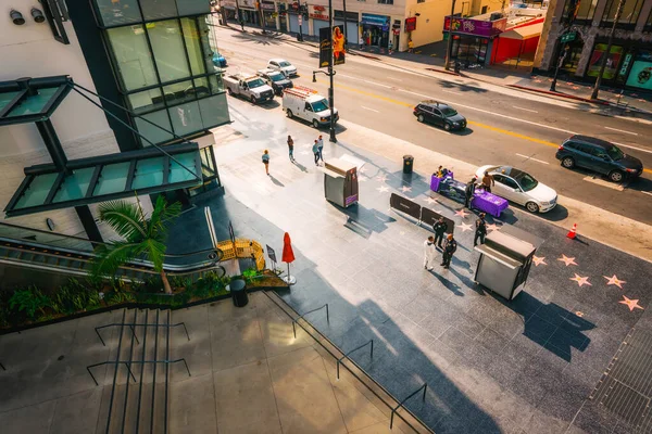 米国カリフォルニア州ロサンゼルス 2023年4月26日 ストリートパフォーマー ツアーバス ストリートベンダー 観光客とハリウッド大通りのトップビュー — ストック写真