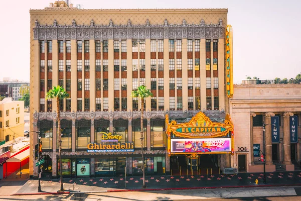美国加利福尼亚州洛杉矶 2023年4月26日 好莱坞名人步行街上的Ghirardelli巧克力店 毗邻标志性的El Capitan剧场 — 图库照片