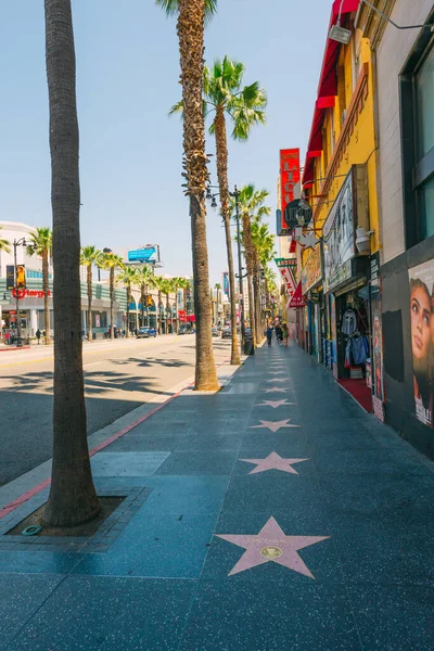 米国カリフォルニア州ロサンゼルス 2023年4月26日 晴れた日にはハリウッド ウォーク フェーム 劇場街は有名な観光名所です — ストック写真