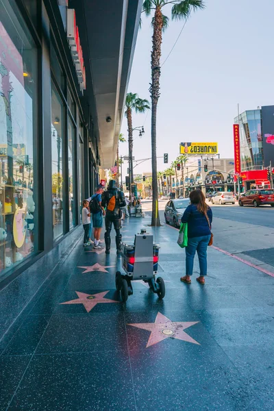 Hollywood Kalifornia Yhdysvallat Huhtikuuta 2023 Robottitoimitus West Hollywoodiin Palvelin Robotti — kuvapankkivalokuva