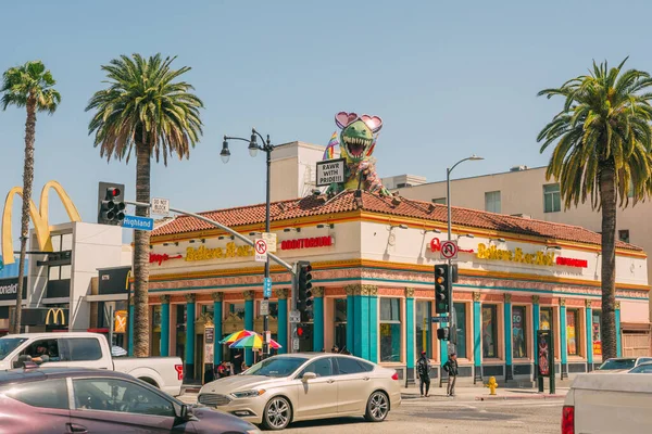 カリフォルニア州ハリウッド 2023年4月26日 ストリートシーン ハリウッド ブールバードとハイランド アベニューの交差点は ロサンゼルスで最も象徴的で忙しい交差点の1つです — ストック写真