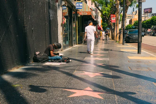 美国加利福尼亚州洛杉矶 2023年4月26日 好莱坞名人堂的人行道上 一个无家可归者的街景 — 图库照片