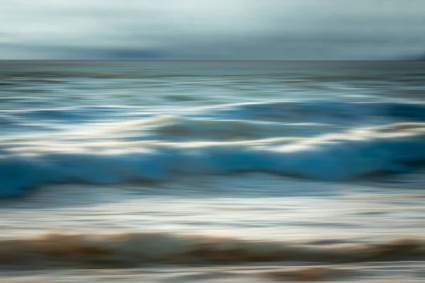 Δραματική Θαλασσογραφία Αφηρημένη Θαλασσινά Κύματα Κίνηση Θολώνουν Και Συννεφιασμένος Ουρανός — Φωτογραφία Αρχείου