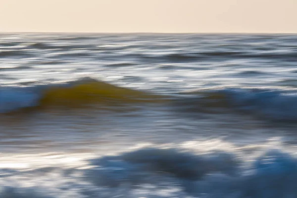 Δραματική Θαλασσογραφία Αφηρημένη Θαλασσινά Κύματα Κίνηση Θολώνουν Και Καθαρός Ουρανός — Φωτογραφία Αρχείου