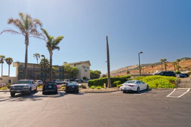 Pismo Sahili, Kaliforniya, ABD - 17 Haziran 2023. Kon Tiki Oteli, ön manzara ve park yeri. Otel, San Francisco ile Los Angeles arasındaki sahil şeridinde..