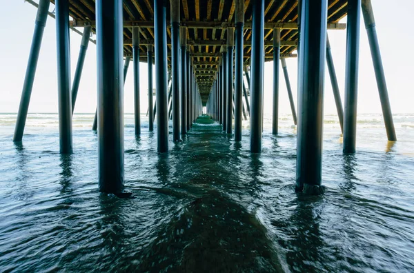 Pod Molo Długie Drewniane Molo Fale Oceaniczne Dramatyczna Scena California — Zdjęcie stockowe