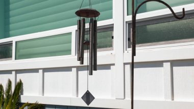 Bahçe çanları dışarıda çalıyor. Kapatılıyor decore, kapatılıyor