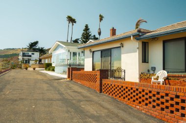 Kaliforniya 'da güneşli bir günde küçük bir sahil kasabasında okyanus manzaralı güzel evler.