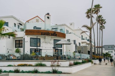 Pismo Plajı, Kaliforniya, ABD - 2 Temmuz 2023. Sahildeki Sandcastle Oteli, California 'daki Pismo İskelesi' ne sadece birkaç adım uzaklıkta.